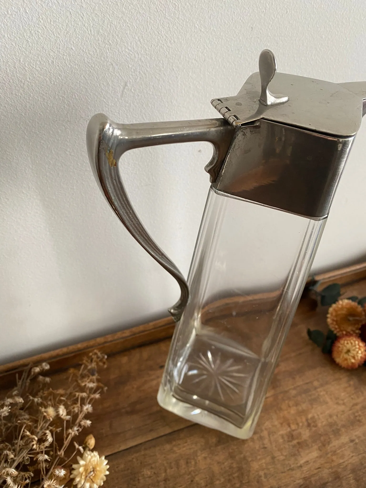 Carafe en verre travaillé avec bouchon métal argenté