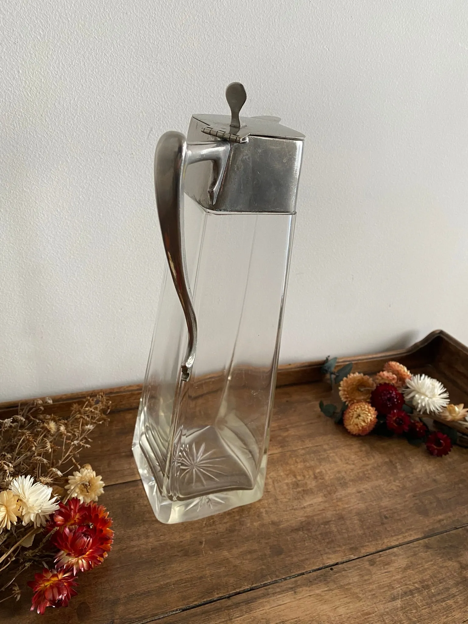 Carafe en verre travaillé avec bouchon métal argenté