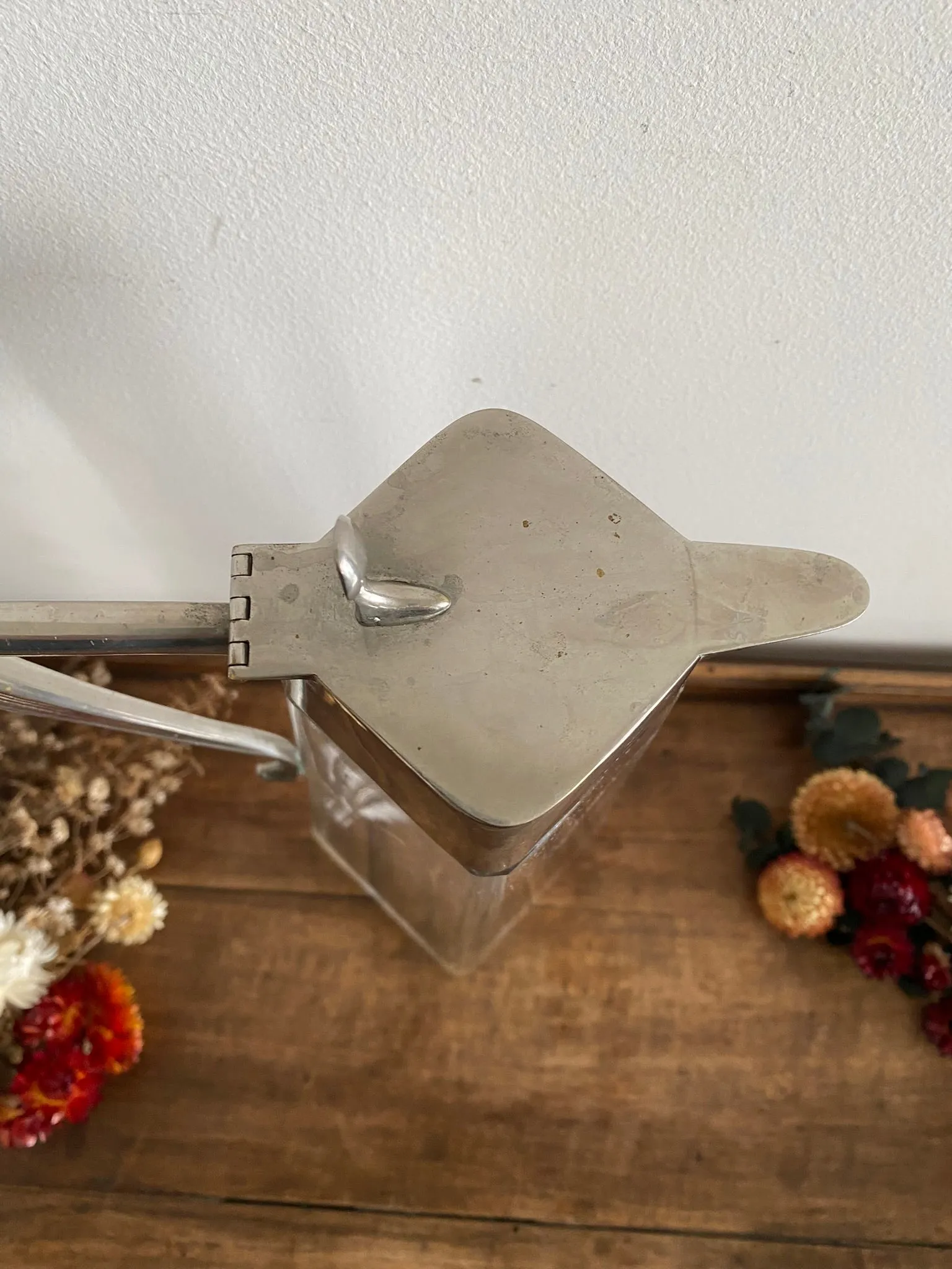 Carafe en verre travaillé avec bouchon métal argenté